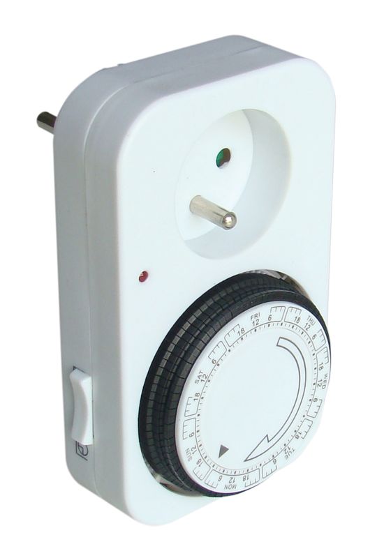Tracon TKO-DNF Dugaszolható napi kapcsolóóra,elektromechanikus,csapos 230V,16A,IP20