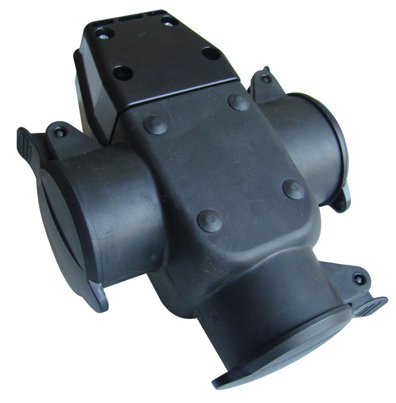 Tracon TICS-A4F Csatlakozóaljzat csapos védőérintkezővel,hármas,gumi 250VAC 16A 3x,IP44